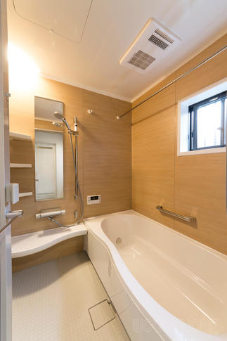サウナをイメージした木目調の浴室