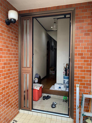 新しい枠を施工しています