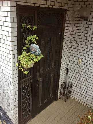 交換前の玄関扉です