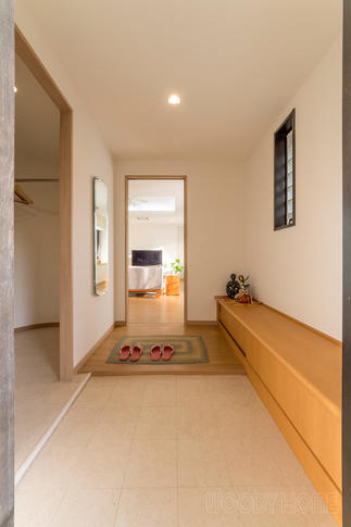 シューズクロークを設け使いやすくした玄関ホール