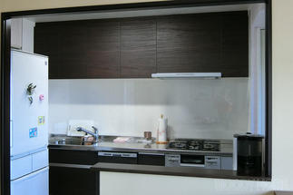 ダイニングとの壁を撤去し、開放的になったキッチン