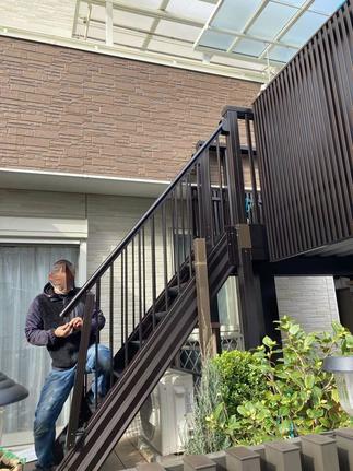 【階段を設置中】