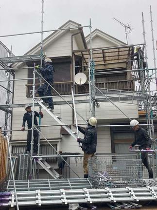 足場の組み立て中です。