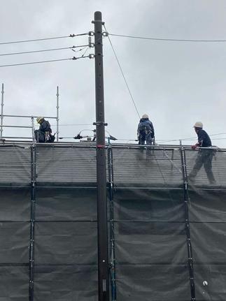 屋根足場も設置しました。