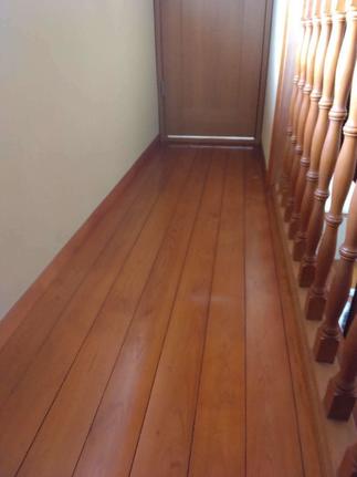 2階廊下の施工前写真です。