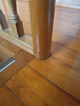 2階廊下の柱廻り施工前の写真です。