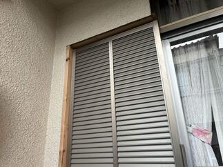 新しい戸袋・雨戸枠の設置