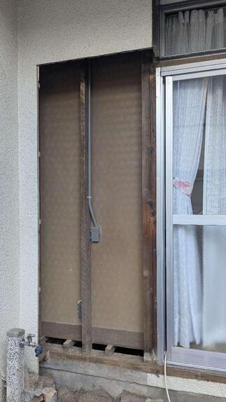 既存戸袋・雨戸枠の解体