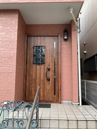 （流山市玄関リフォ－ム）お家の顔、玄関ドアを簡単に2日間で好みのドアに替えられます。