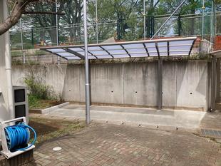 施設利用者の方へ、自転車専用駐輪場を屋根付きで造りました。
