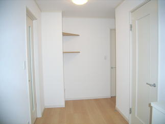 玄関ホールを広く明るい雰囲気に