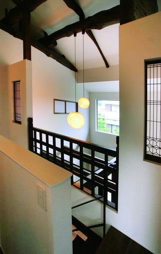 １００年以上前の丸太梁が印象的な吹き抜け空間。