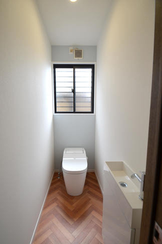 床をフロアタイルへ張替えし、お手入れが楽なトイレへ。