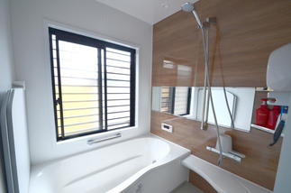 暗くて寒い浴室を、高断熱でお手入れがしやすいユニットバスへ。