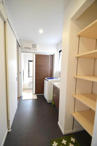 家族が使うタオルなどの共有物も、サニタリーへまとめて使い易く。