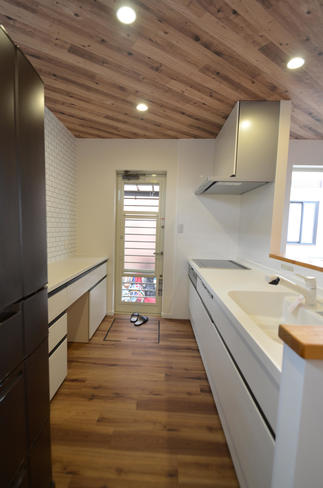 大収納のキッチン・キッチン収納へ取替え、清潔感のある白へ統一。