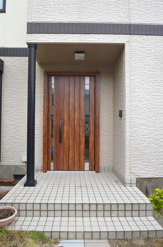 玄関ドアをリシェントでパッとリフォーム。