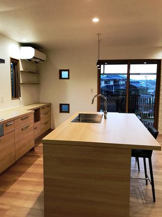 家族と会話を楽しみながら料理が出来るキッチン。