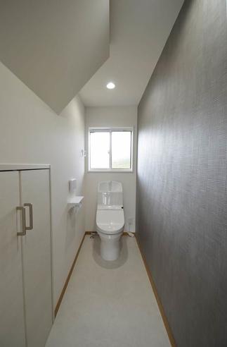 階段下の空間を利用して、家族もお客様も使い易い位置にトイレを配置。