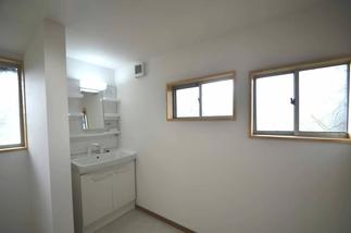 洗濯物も干せるほどゆったりとした、清潔感ある洗面脱衣室。