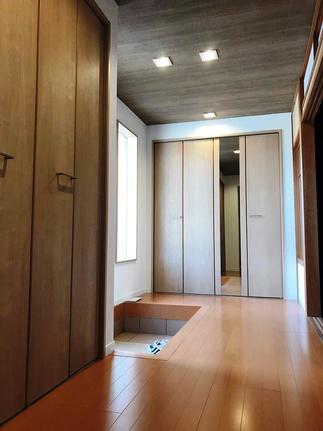 シューズクローク以外にも、アウトドア道具を収納できる大容量クロークを備える玄関。