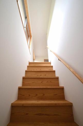 明るくて幅も広く、安心して毎日使える緩やかな勾配の階段。