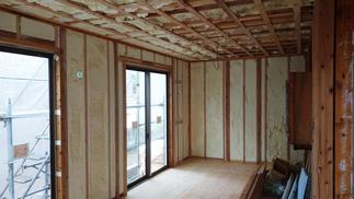 もともと断熱材が入っていなかった壁・天井に吹付断熱し、高気密高断熱の空間へ。