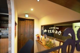 洞窟のような雰囲気のエントランス