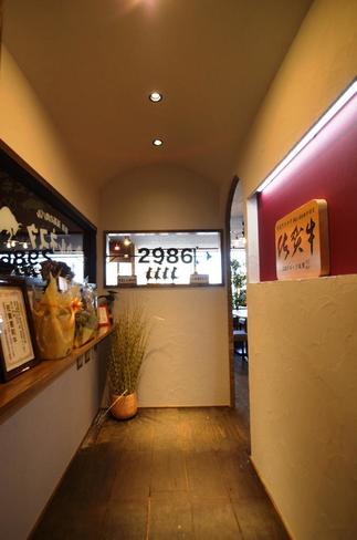 まるで洞窟のようなエントランスを抜けると、そこには・・・