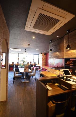 レジから客席すべてが見通せます。