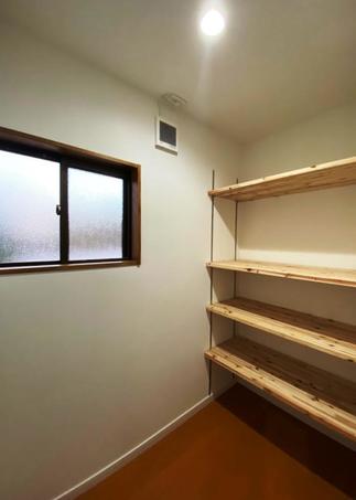 洗面脱衣室にはウォークインクローゼットが完備。