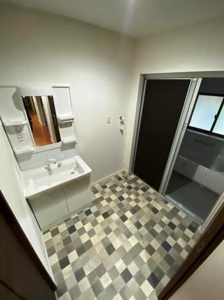 ポップな床がかわいくて、床の冷たさが伝わりにくい脱衣室。