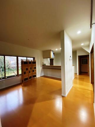 ソファーに座ってゆっくり音楽が楽しめる、広いリビングダイニング。