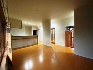 昼間でも暗い居間とキッチンと廊下を繋げて、明るくて広々LDKへリノベーション。