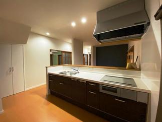 収納完備で使い易く、リビングが見渡せる使い易い対面キッチン