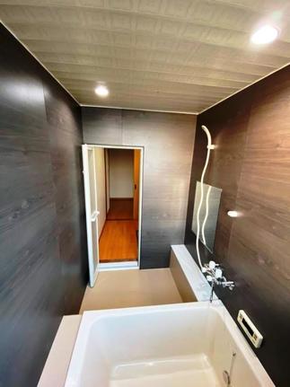 照明も新設し明るい空間へ。入口もLIXILのリフォーム用の折り戸に取替えました。