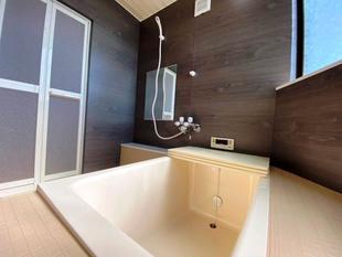 脱衣場からの段差もあり、触ると壁も冷たく寒いタイル張の浴室を、冷えにくい断熱浴室にリフォーム。