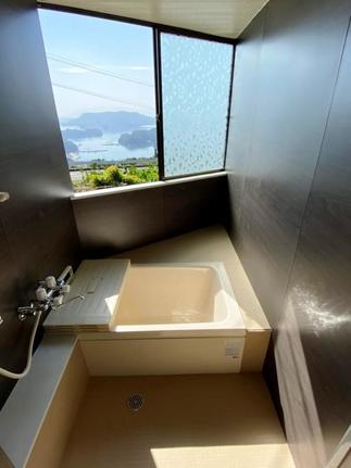 壁には触っても冷たく感じにくいフクビのアルパレージを使っています。