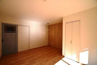 照明がかわいい洋室