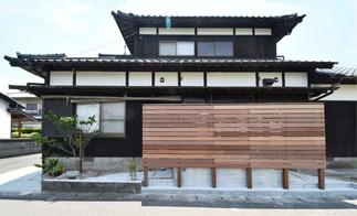 道路側からの目線を画すウッドフェンス