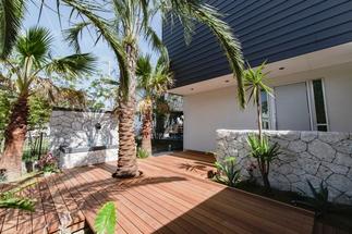 アプローチからつながるバリやフリーの玄関ポーチ