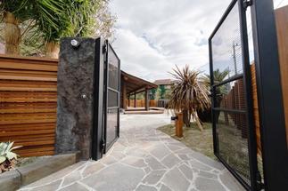 駐車場側のアイアンゲート