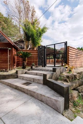 モルタル造形を施した明るいファサード・駐車スペース