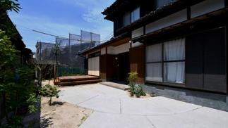 造形モルタルによるアクセントのある玄関アプローチ