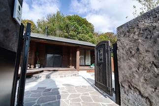 アンティーク感のある家族用アプローチ