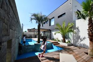 樹木と芝生があるだけの殺風景な庭が、家族の休日を変えるリゾートへ大変身。