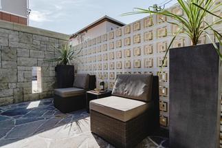 リラックスできるガーデンファニチャーで、家族と庭を一望