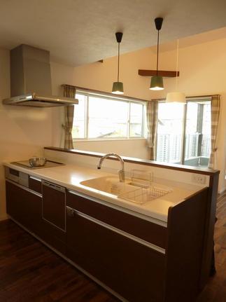 春には桜並木を見渡せる２階キッチン