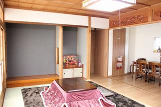 家族が集える広々LDKに。南側の和室部分は天井や欄間はそのままで、フローリングの一部を畳コーナーに。