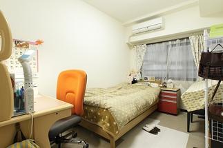 クローゼットを壁の色と合わせ広く感じられるようになりました。